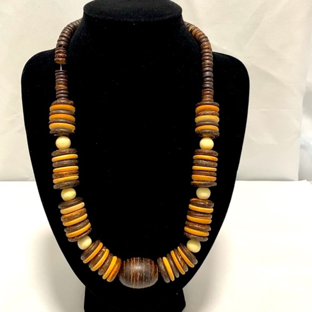 Vintage heavy wooden beaded necklace!